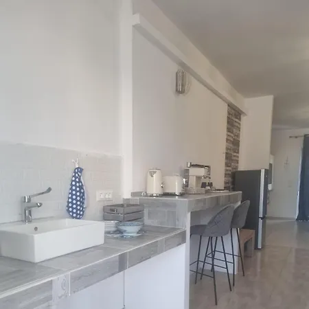 Ξενοδοχείο με διαμερίσματα 12 Senses Sea View 3*