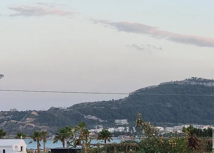 מלון דירות 12 Senses Sea View 3*