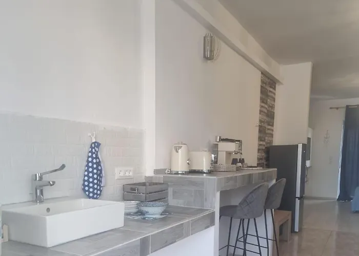 מלון דירות 12 Senses Sea View 3*