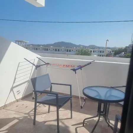 12 Senses Sea View فاليراكي