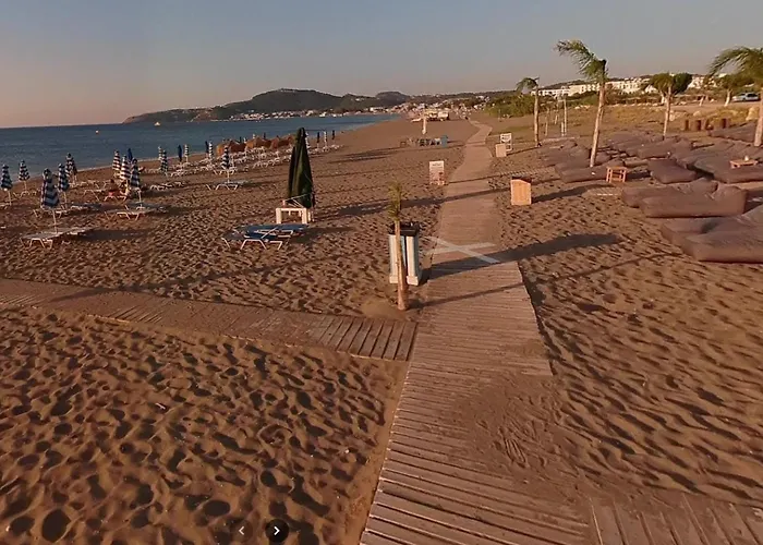 12 Senses Sea View فاليراكي